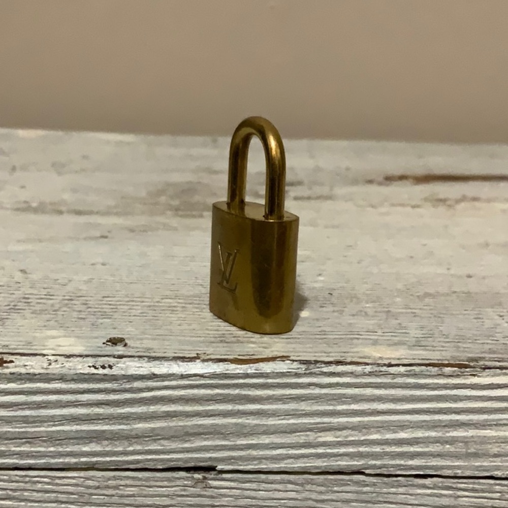 Louis Vuitton Brass '319' Padlock in Goldtone with Goldtone Key [m] - Picture 3 of 9